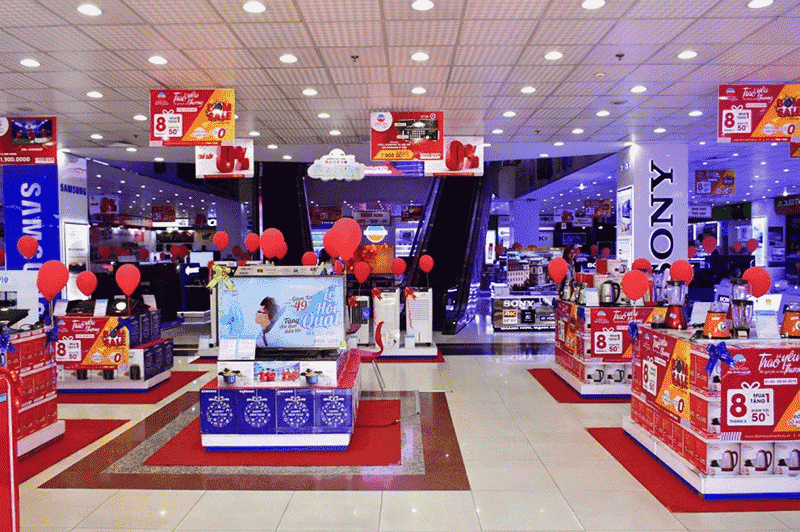 Nhân viên bán hàng chịu trách nhiệm sắp xếp, trưng bày sản phẩm hợp lý