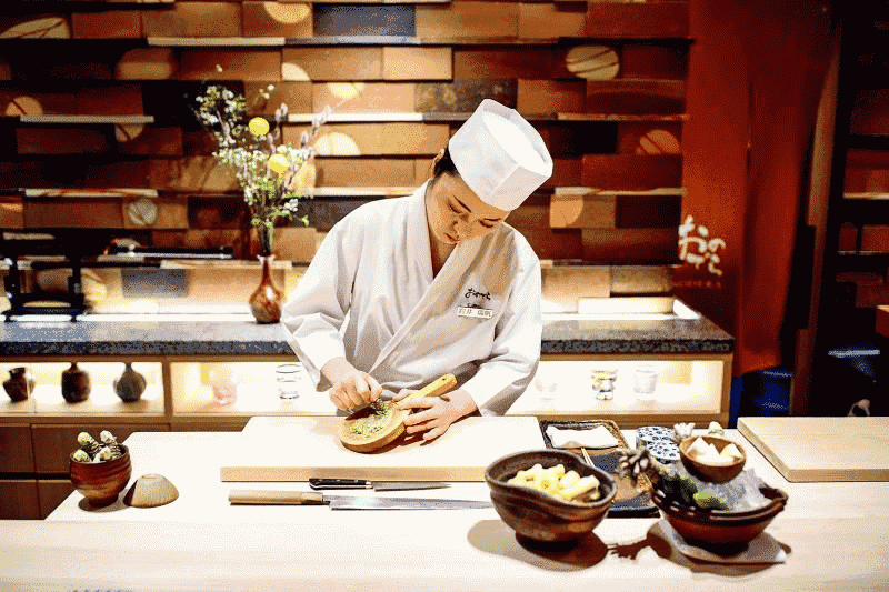 Bếp trưởng món Nhật cần phải tỉ mỉ, tinh tế khi chế biến từng món ăn