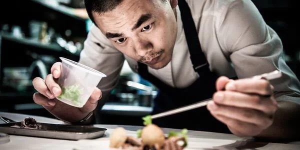 Bếp trưởng món Trung cần nắm vững kiến thức ẩm thực và cách chế biến các món ăn Trung Quốc