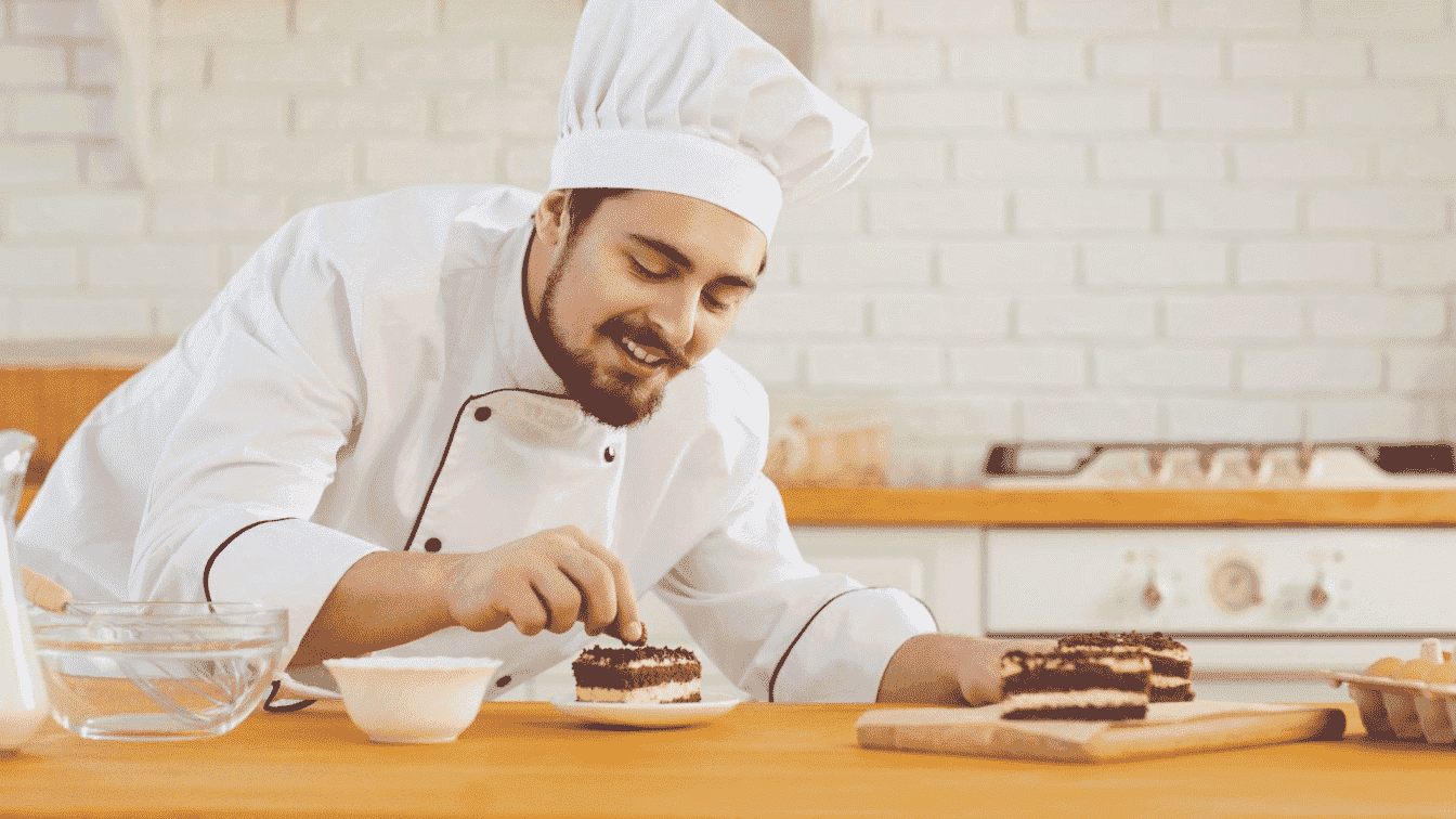 Có khả năng sáng tạo ra các loại bánh mới là yêu cầu quan trọng khi tuyển bếp trưởng bánh