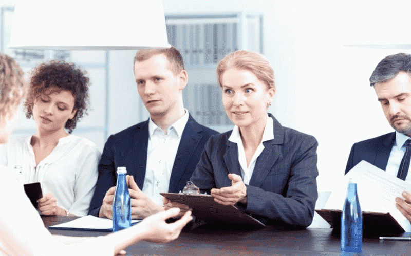 Nhân viên kinh doanh đóng vai trò quan trọng kết nối giữa doanh nghiệp và khách hàng