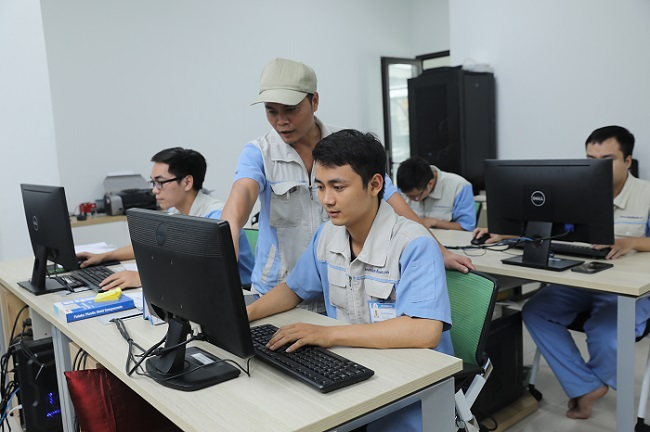 Kỹ sư thiết kế khuôn nhựa tiếp nhận và nghiên cứu yêu cầu về khuôn nhựa cần làm