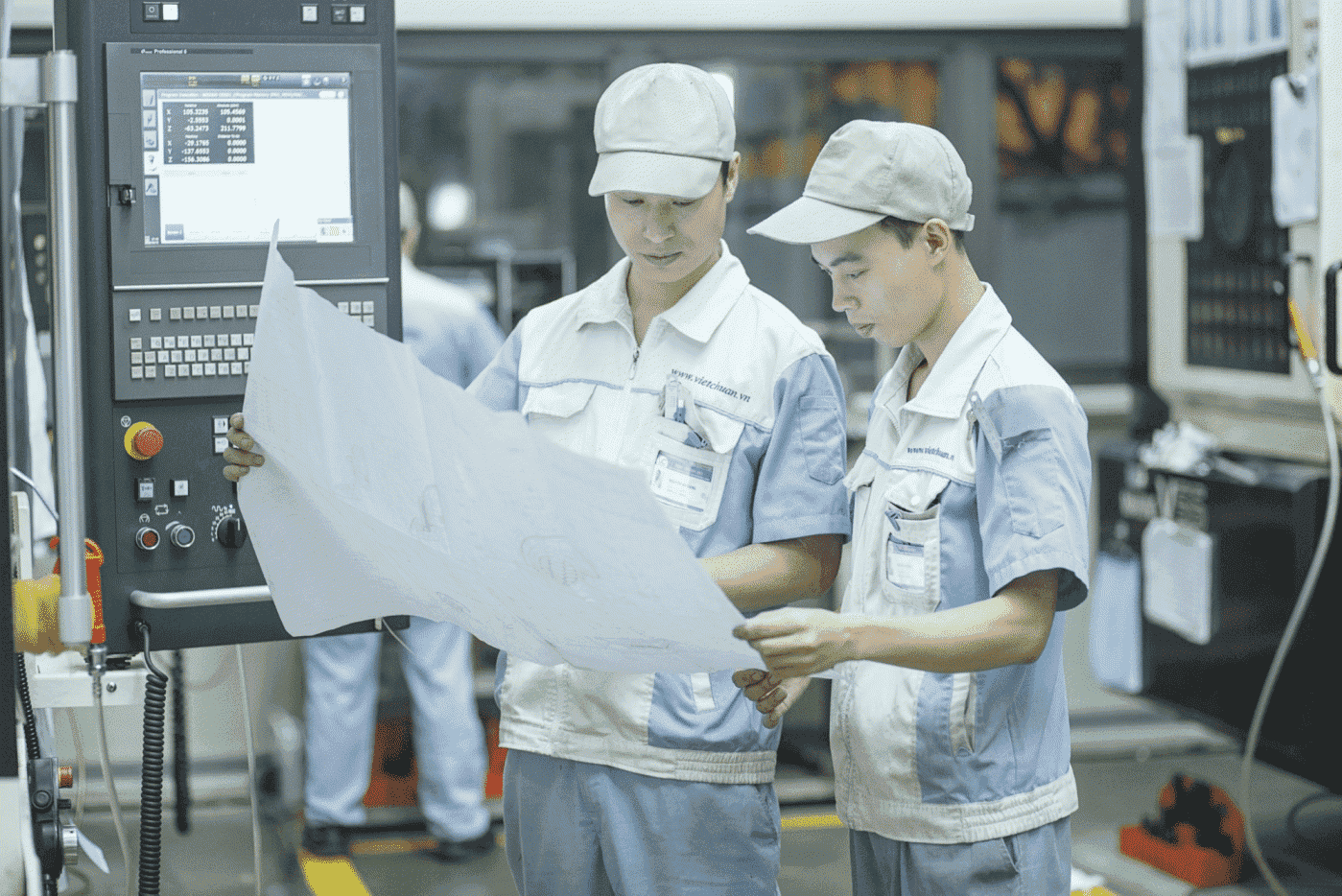 Kỹ sư thiết kế tham gia trực tiếp vào quy trình thử khuôn và hiệu chỉnh