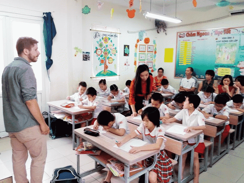 Trợ giảng hỗ trợ giải đáp những câu hỏi của học sinh