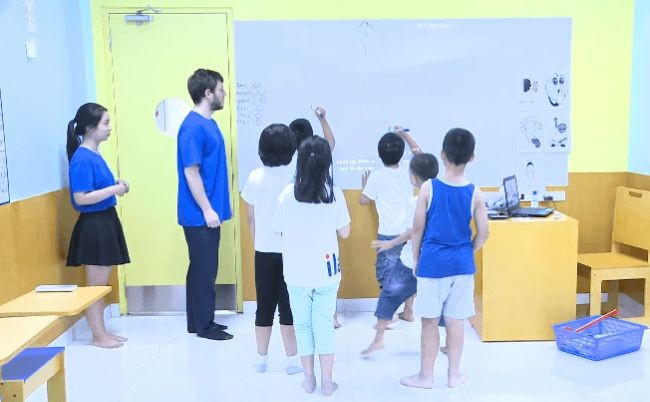 Trợ giảng hướng dẫn học sinh làm bài và quản lý lớp học