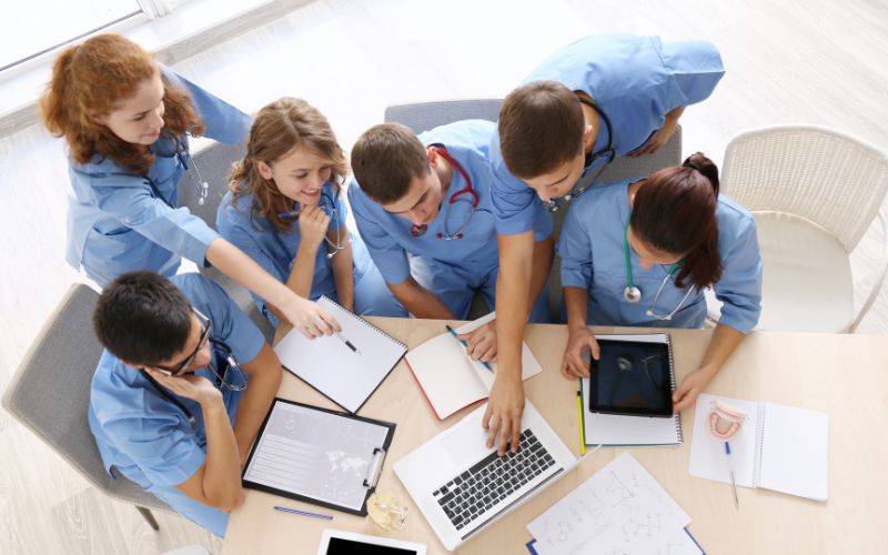 Các bác sĩ tốt nghiệp từ trường top đầu sẽ có cơ hội làm việc tại các bệnh viện, phòng khám lớn