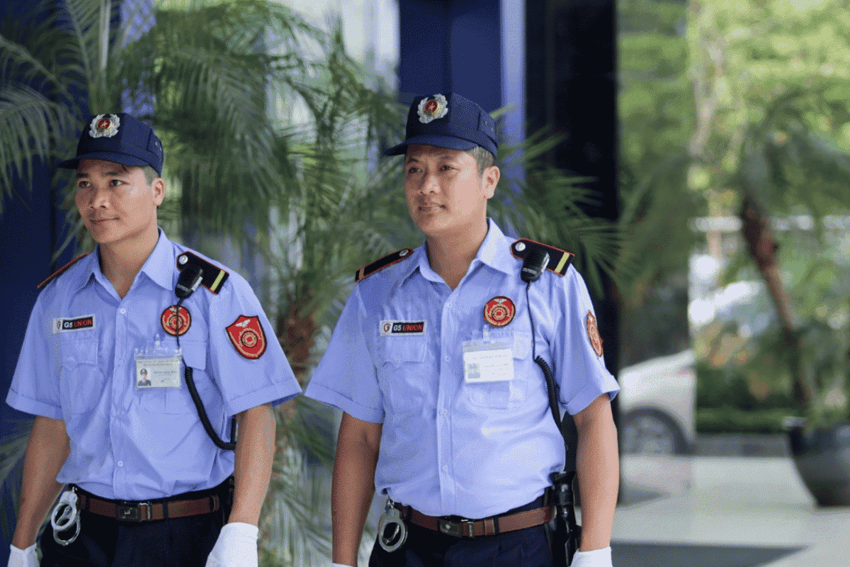 Bảo vệ tại các tòa nhà, chung cư có nhiệm vụ quản lý ra vào, kiểm tra camera giám sát để đảm bảo an ninh 24/7