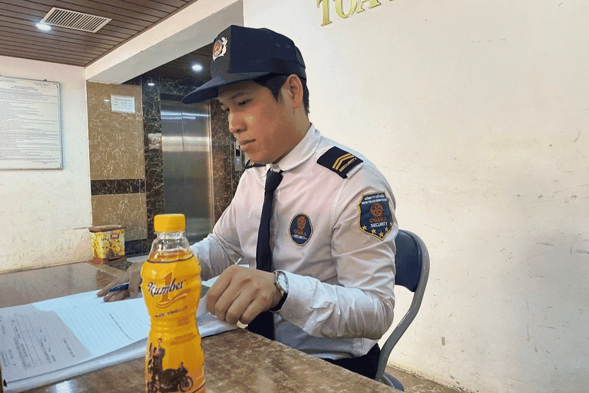 Bảo vệ ca đêm có nhiệm vụ giám sát các nhà máy, cửa hàng hoặc chung cư, khi nhu cầu an ninh cần được duy trì 24/7