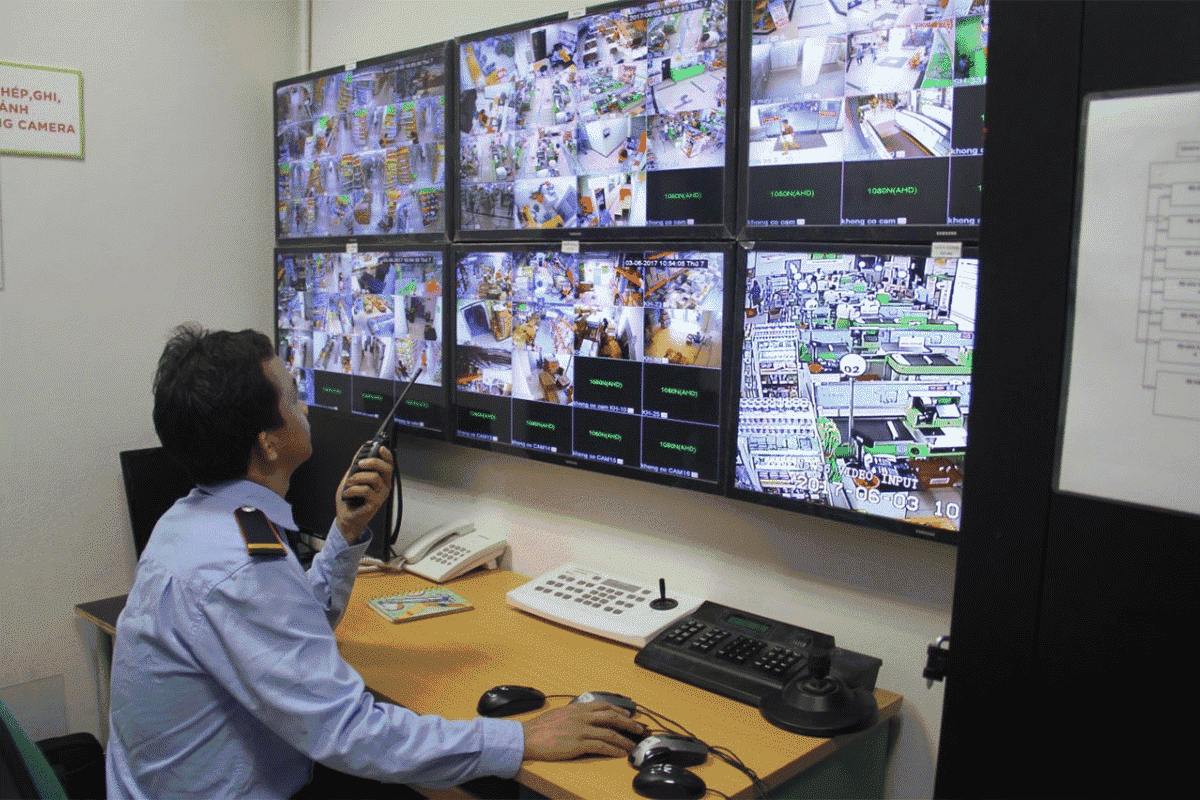 Nhân viên bảo vệ có trách nhiệm đảm bảo an ninh, trật tự và an toàn cho khu vực làm việc, cơ sở kinh doanh và địa điểm công cộng 