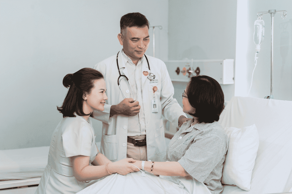 Việc làm bác sĩ đa khoa cần đảm bảo đầy đủ yêu cầu về bằng cấp, chứng chỉ hành nghề và kỹ năng chuyên môn