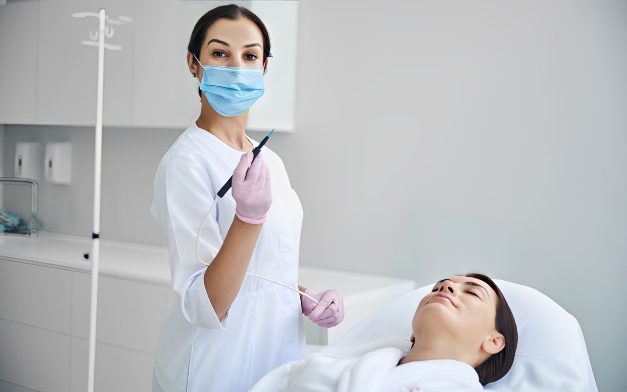 Bác sĩ da liễu điều trị những vấn đề về da và thực hiện nhiều nhiệm vụ phức tạp khác