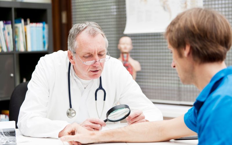 Thị trường tuyển dụng bác sĩ da liễu hiện nay mở rộng ra nhiều lĩnh vực khác nhau