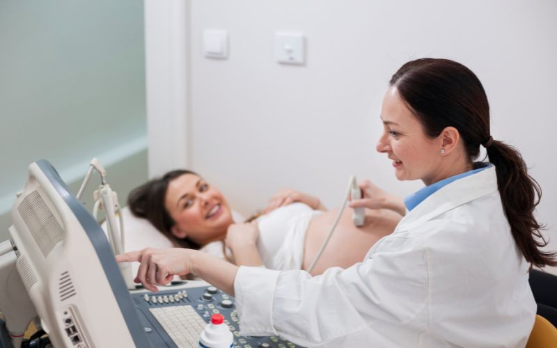 Bác sĩ siêu âm thực hiện vai trò quan trọng trong việc chẩn đoán và theo dõi sức khỏe bệnh nhân thông qua phương pháp hình ảnh siêu âm