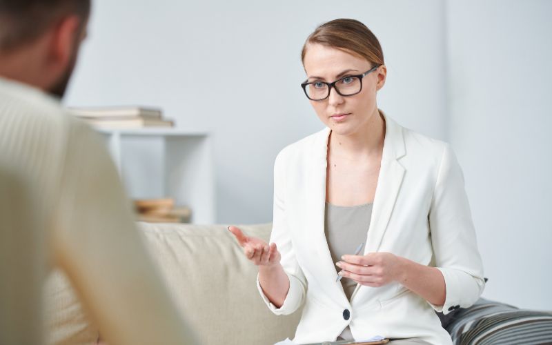 Mức lương khi tuyển dụng bác sĩ tâm lý có sự dao động rõ rệt tùy thuộc vào trình độ và kinh nghiệm làm việc