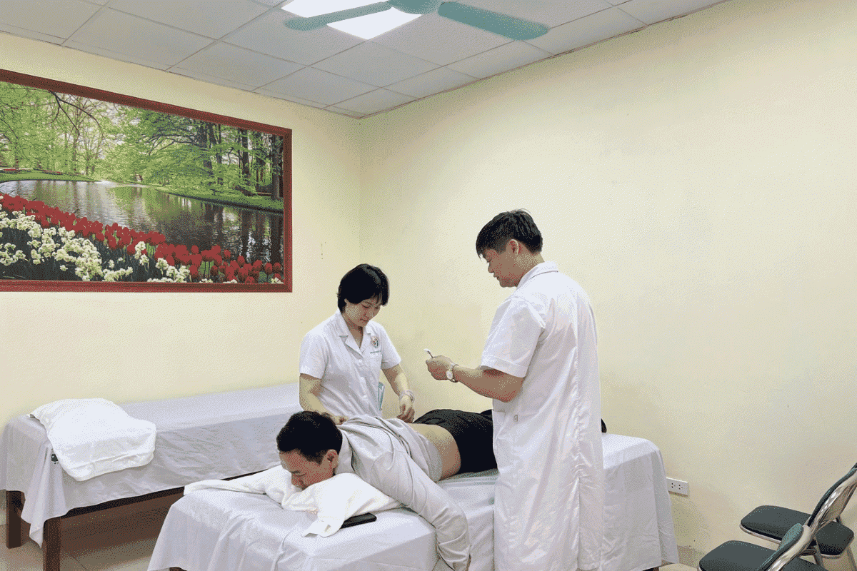 Bác sĩ y học cổ truyền yêu cầu cần có đầy đủ bằng cấp và chứng chỉ hành nghề để làm việc trong lĩnh vực này