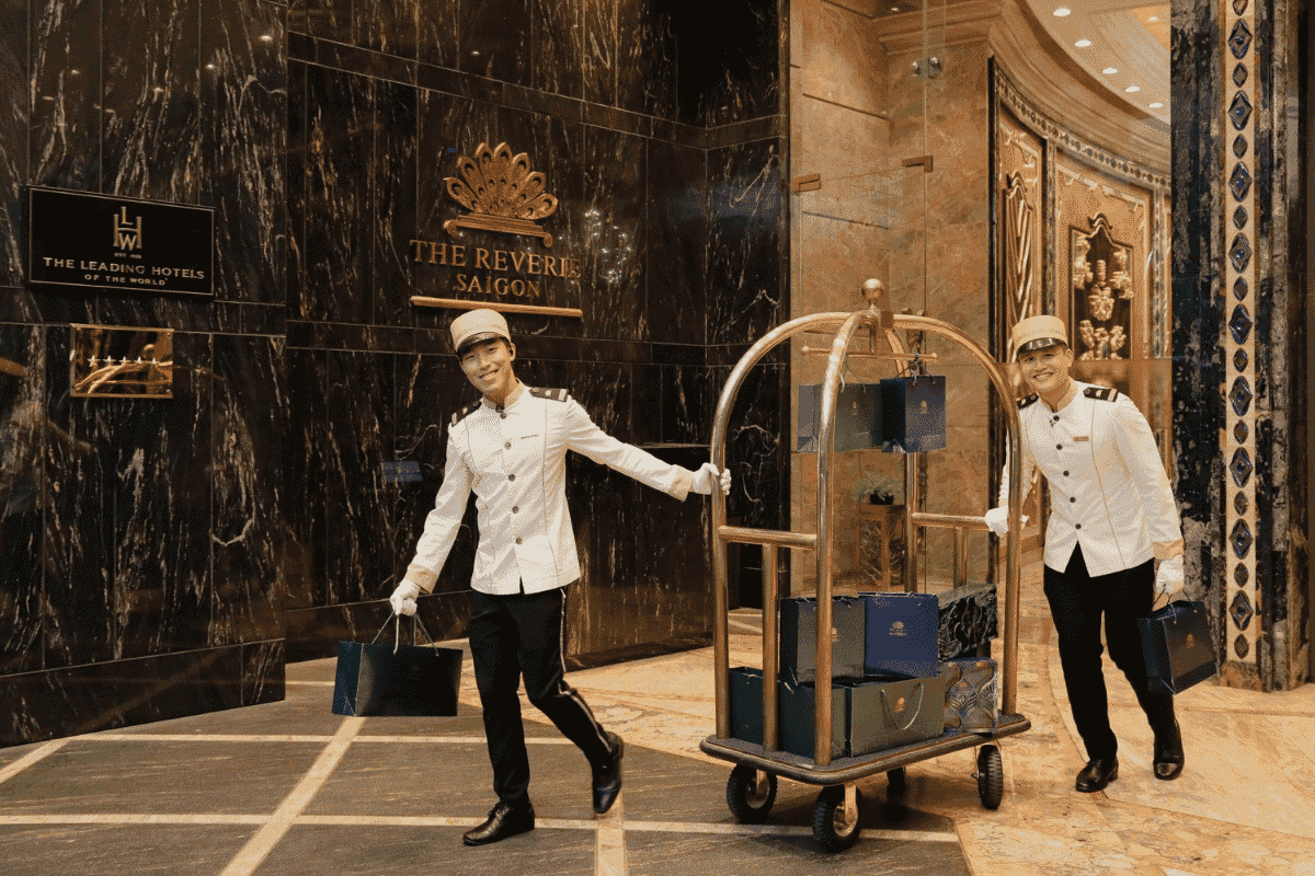 Việc làm Bellman có nhiệm vụ hỗ trợ khách vận chuyển hành lý trong suốt thời gian lưu trú và sử dụng dịch vụ tại khách sạn.