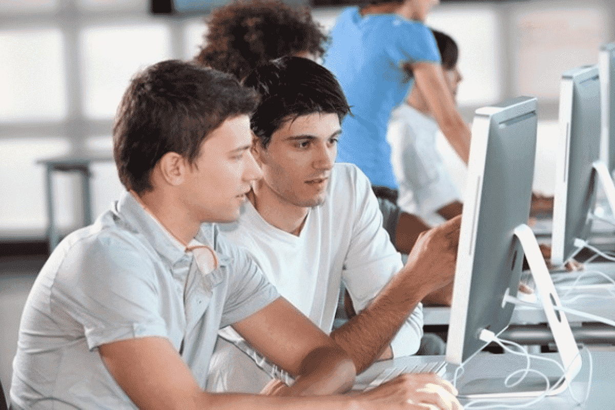 Các nhà tuyển dụng giám đốc công nghệ thông tin đều yêu cầu ứng viên có năng lực lãnh đạo và kiến thức sâu rộng về công nghệ