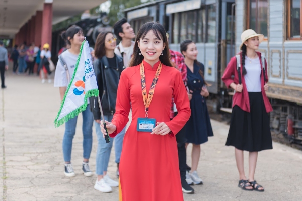 Do tính chất công việc, nghề hướng dẫn viên du lịch có các hình thức làm việc khác nhau ở môi trường làm việc khác nhau