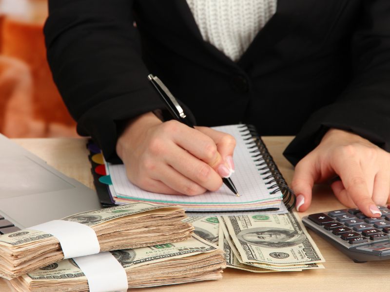 Nhân viên kế toán ngân hàng ghi chép, quản lý và thực hiện các giao dịch về tiền