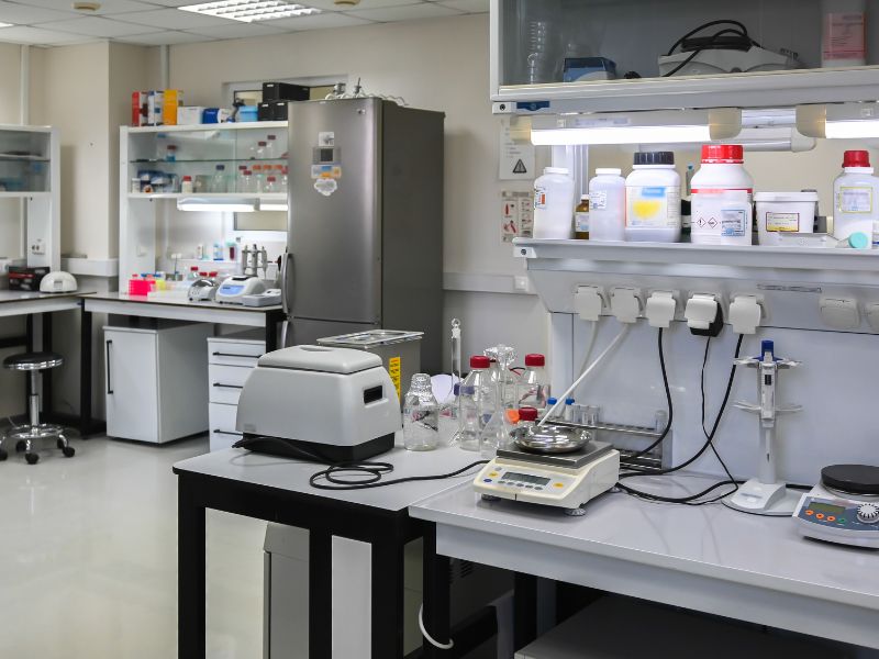 Sự thiếu hụt các thiết bị công nghệ tiên tiến làm cho nghiên cứu sinh học trở nên khó khăn hơn