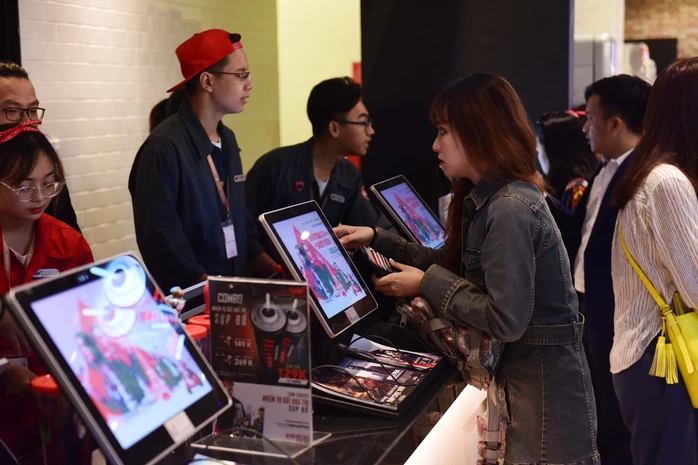 Nhân viên rạp chiếu phim sử dụng các hệ thống quản lý vé điện tử