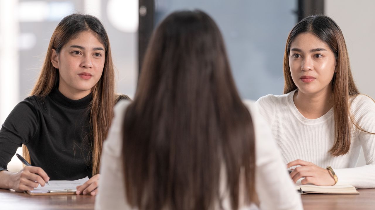 Mức lương của nhân viên tư vấn tuyển sinh thường dao động theo cấp bậc và lĩnh vực tuyển sinh