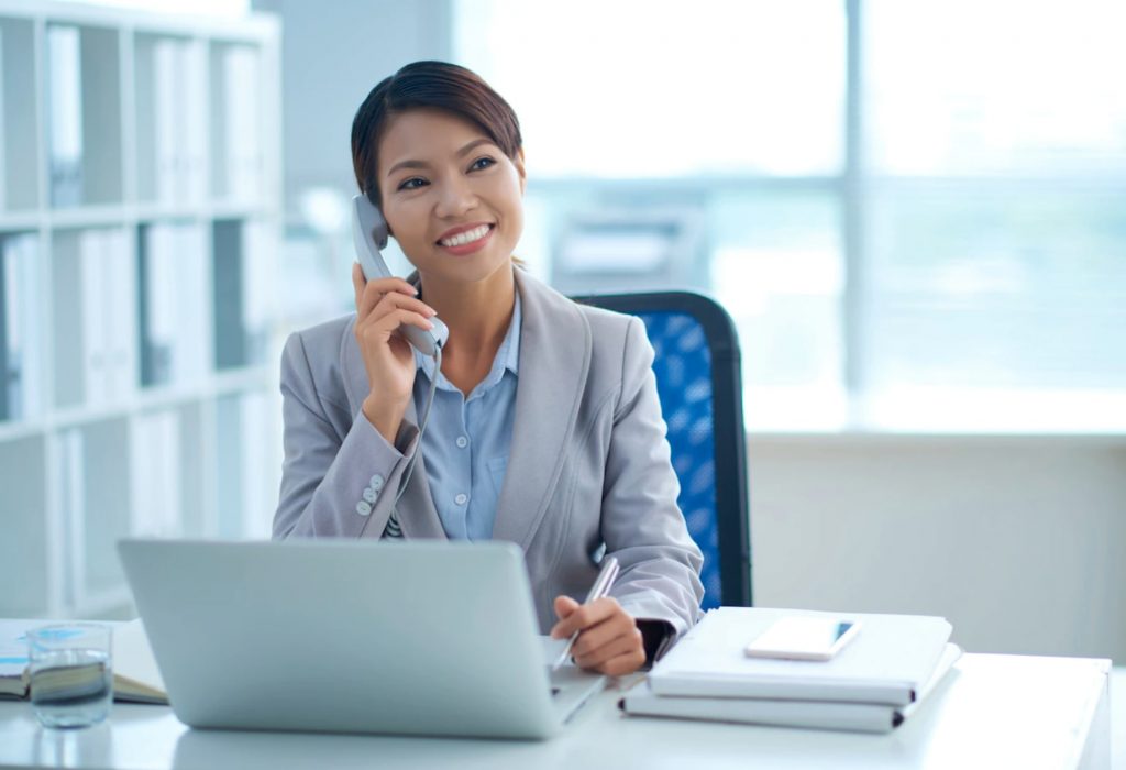 Nhân viên tư vấn tuyển sinh chịu trách nhiệm tư vấn, cung cấp thông tin chi tiết về chương trình đào tạo cho học sinh và phụ huynh