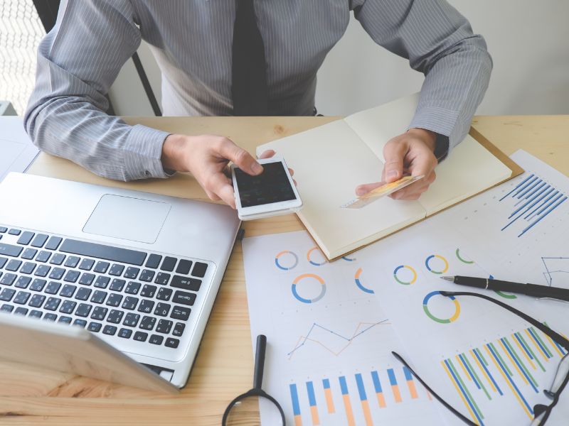 Chuyên viên thẩm định tín dụng phụ trách thẩm định về các khoản tín dụng của khách hàng