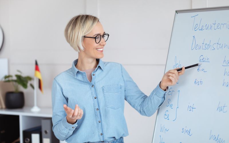 Bằng cử nhân Ngôn ngữ Đức hoặc Sư phạm tiếng Đức là điều kiện tối thiểu khi tuyển giáo viên tiếng Đức