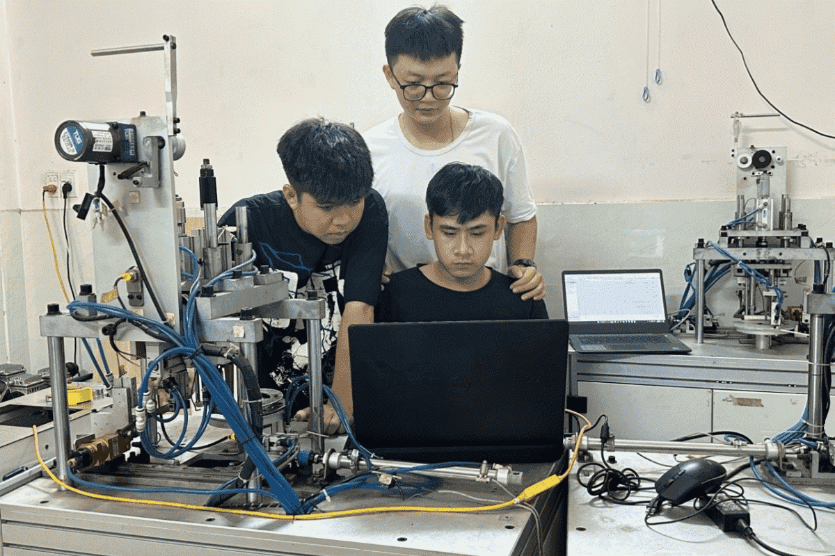 Kỹ sư lập trình PLC chịu trách nhiệm xây dựng và vận hành các hệ thống điều khiển thông minh.