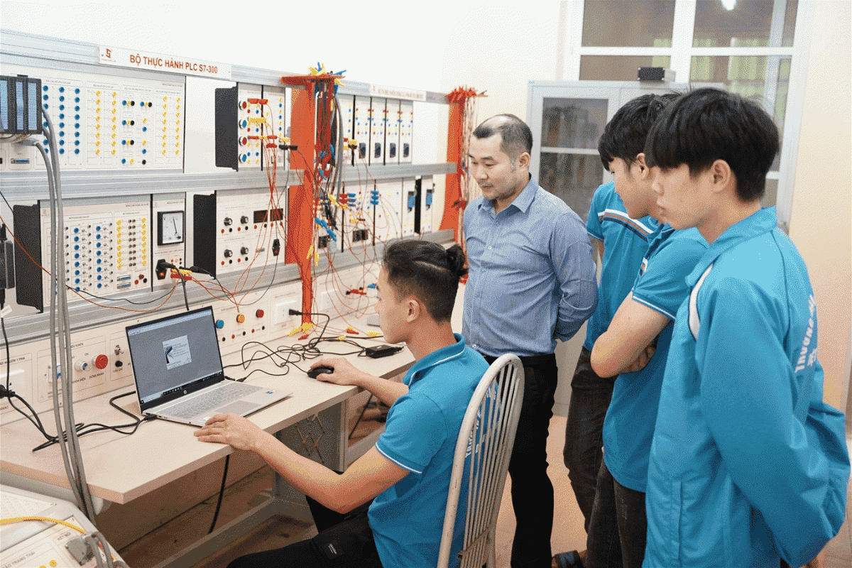 Tuyển dụng kỹ sư PLC yêu cầu ứng viên có trình độ chuyên môn, kỹ năng thực tế và tinh thần làm việc cao