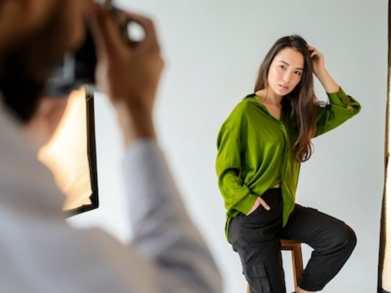 Việc làm mẫu ảnh là tạo dáng theo chỉ dẫn của các nhiếp ảnh gia phù hợp với sản phẩm