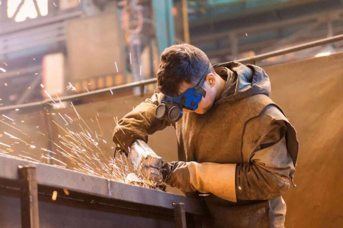 Việc làm thợ hàn cũng tồn tại nhiều nguy hiểm ảnh hưởng đến sức khỏe