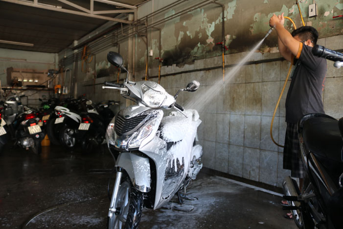 Tuyển nhân viên rửa xe là một mắt xích quan trọng trong ngành dịch vụ ô tô