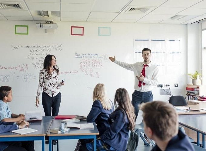 Công việc trợ giảng bao gồm hỗ trợ giảng viên trong việc giảng dạy, tổ chức các lớp học tiếng Anh