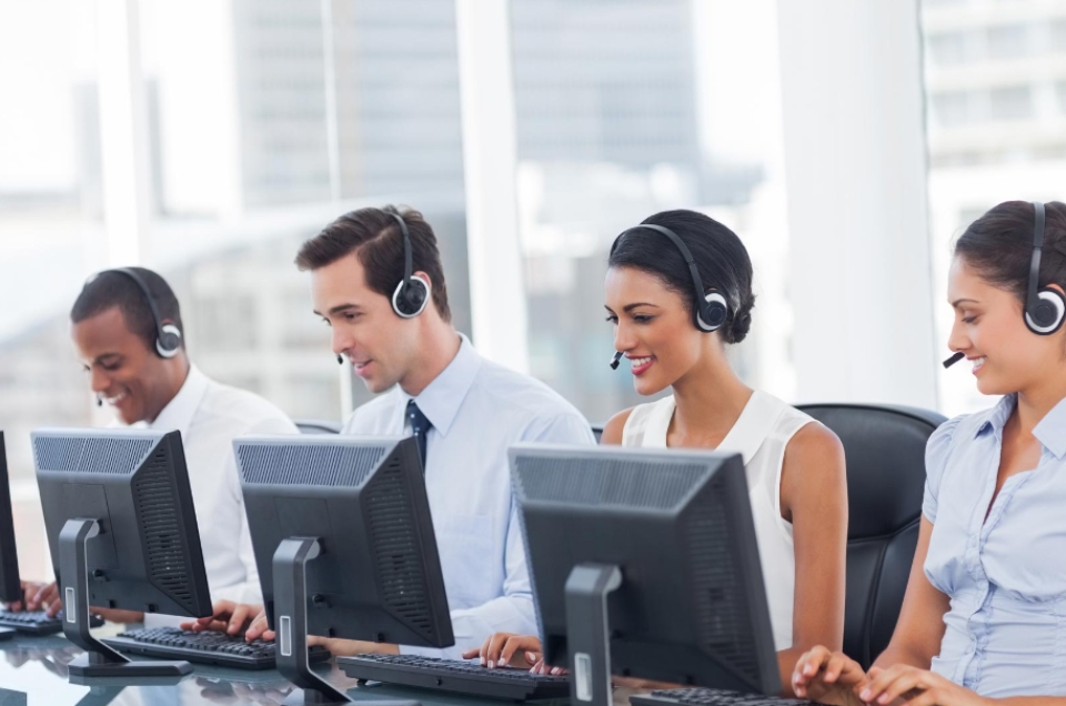 Đội ngũ nhân viên Call center lĩnh vực bảo hiểm làm việc chuyên nghiệp