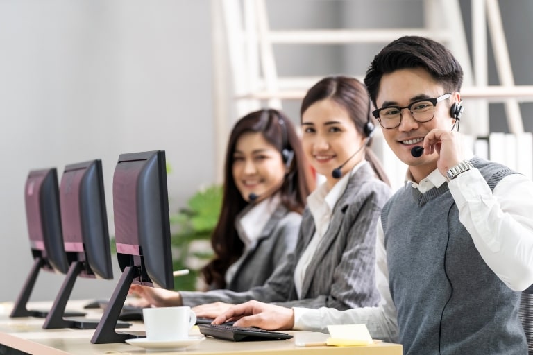 Nhân viên Call Center thực hiện việc tư vấn, hỗ trợ cho khách hàng qua điện thoại