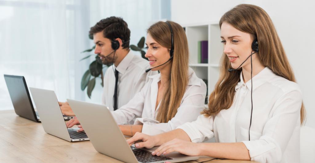  Nhân viên Call Center thực hiện việc tư vấn, hỗ trợ cho khách hàng qua điện thoại Nhân viên Call Center thực hiện việc tư vấn, hỗ trợ cho khách hàng qua điện thoại Nhấp chuột và kéo để di chuyển 