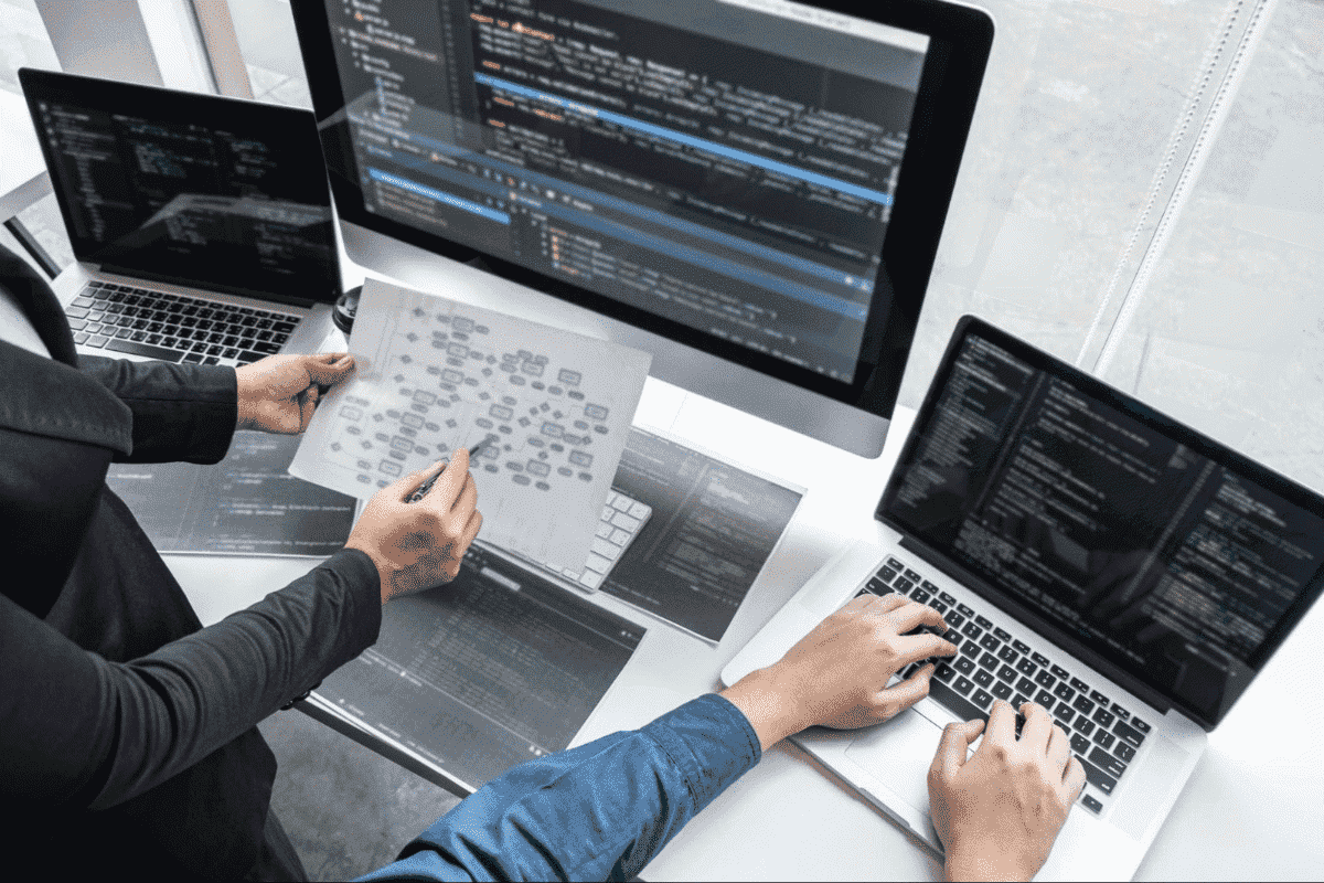 Việc làm lập trình viên ReactJS có nhu cầu tuyển dụng mạnh mẽ nhờ sự phát triển phát triển của ứng dụng web và thương mại điện tử