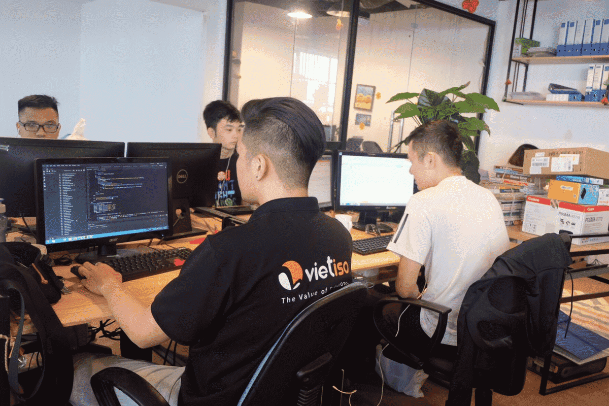 Lập trình viên ReactJS với Javascript xử lý vấn đề về tương thích trình duyệt và tối ưu hóa hiệu suất cho các ứng dụng web