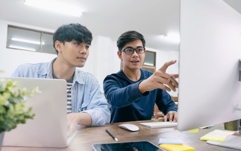 Công ty sẽ đào tạo và hướng dẫn Fresher làm quen với môi trường làm việc, công cụ và quy trình phát triển