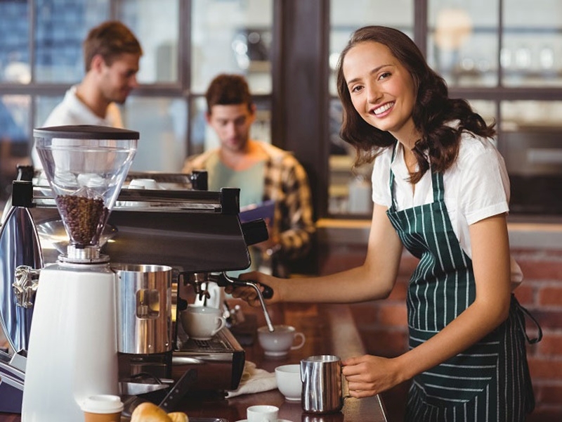 Nhân viên pha chế đóng vai trò quan trọng trong ngành dịch vụ ẩm thực ăn uống