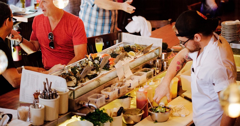 Nhân viên ngành thực phẩm đồ uống đảm nhận các công việc chế biến, phục vụ, quản lý và phân phối sản phẩm đến tay người tiêu dùng