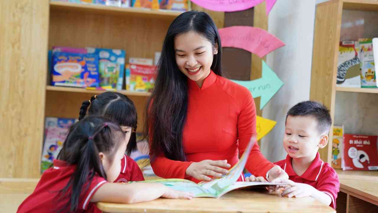 Giáo viên là gì? Vai trò, nhiệm vụ và mức lương