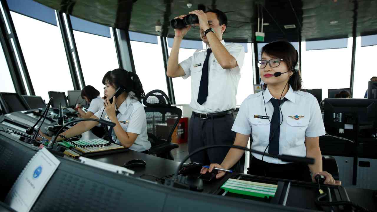 Kiểm soát viên không lưu là gì? Công việc, mức lương và cơ hội nghề nghiệp