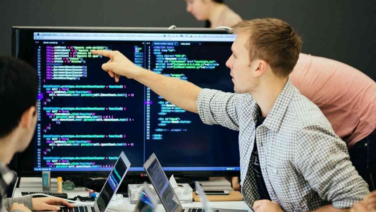 Kỹ sư phần mềm lương bao nhiêu? Công việc và cơ hội nghề nghiệp