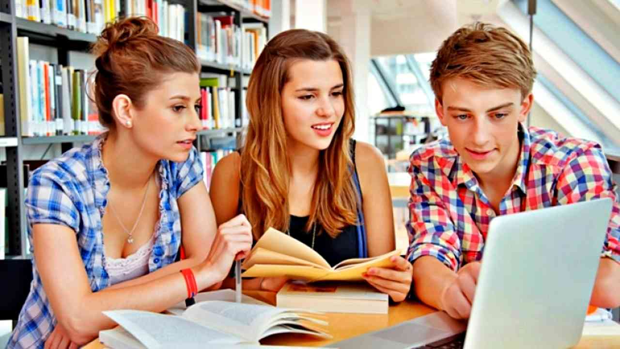 Lương giáo viên tiếng Anh trung tâm theo giờ tuỳ vào hình thức, các cấp dạy