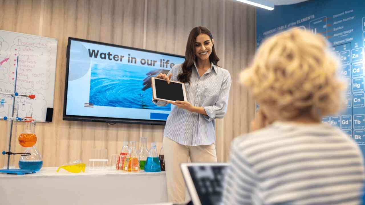 Trợ giảng là gì? Mức lương, công việc và kỹ năng